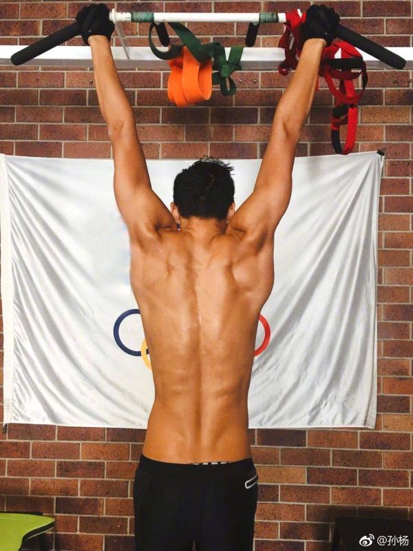 孙杨魔鬼备战把自己练到哭，世锦赛带队迈向“王者之师”