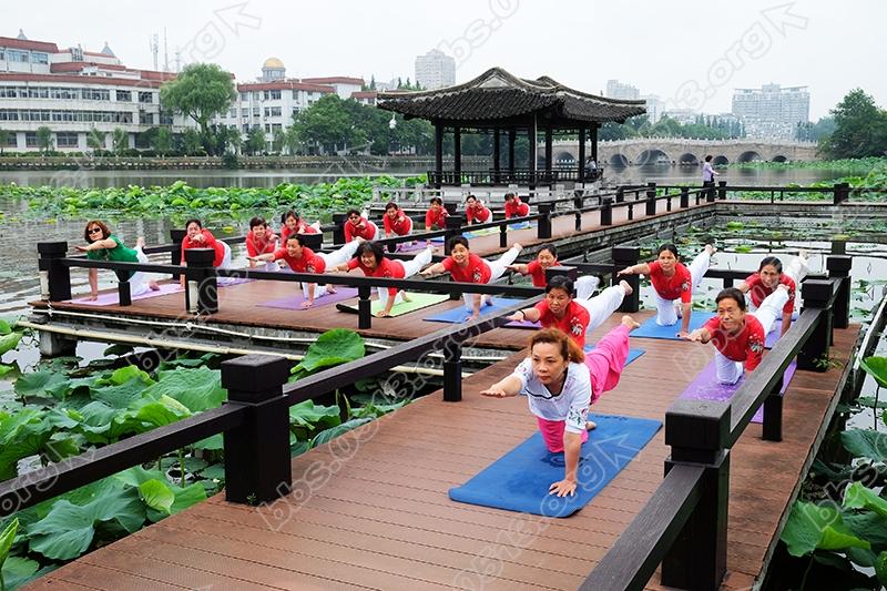 3.老年大学学员瑜伽表演.jpg
