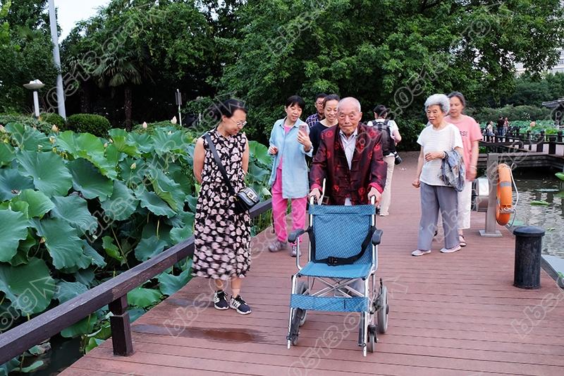 15.百岁老人喜观荷塘.jpg