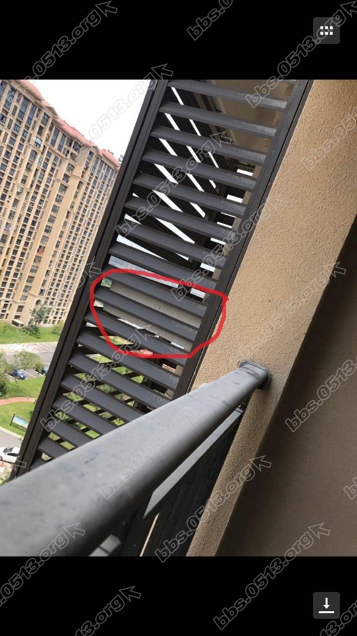 图中圈出的现浇空调板需要敲掉，不知道不拆除百叶行不行，或者拆除了再装上去？