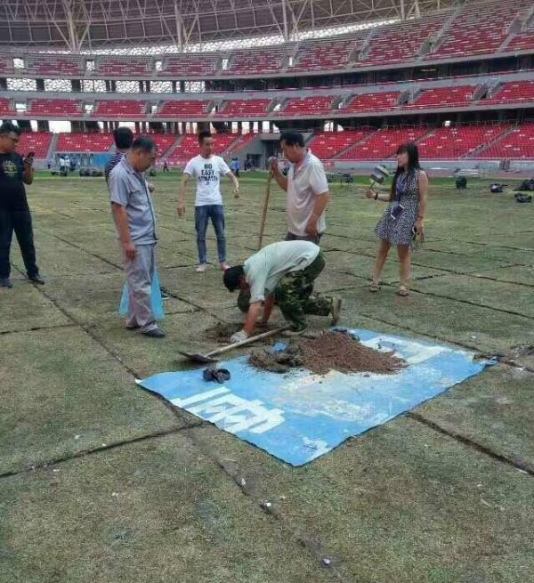 明星演唱会再度损毁球场草皮，这次轮到黑龙江球迷“哭了”