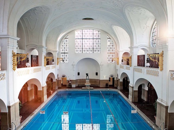 炎炎夏日，快来这些最美的复古泳池拗造型！