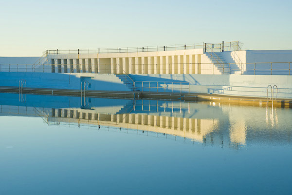 炎炎夏日，快来这些最美的复古泳池拗造型！