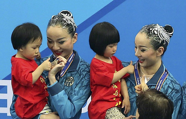 文婷姐妹这样复出：岸边准备氧气瓶，练不动了女儿助威