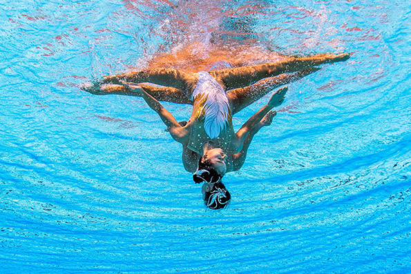 文婷姐妹这样复出：岸边准备氧气瓶，练不动了女儿助威