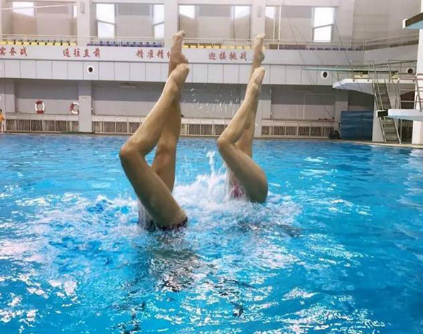 中国花游混双首秀世锦赛，这位16岁男孩要“靠腿说话”