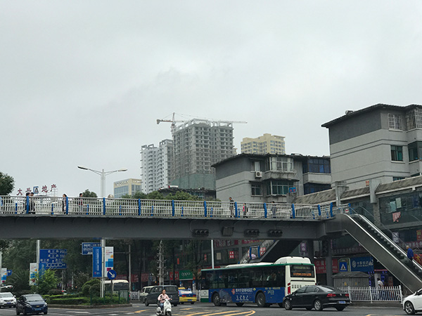 贵阳小河的25年：从家里“有厕所就知足”到“星巴克来了”