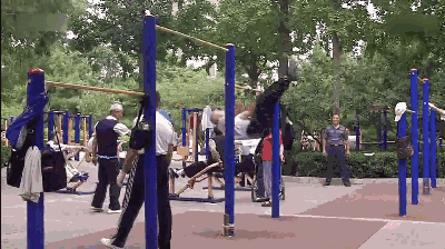 老外惊呆了！“开挂”的中国晨练大爷个个有功夫