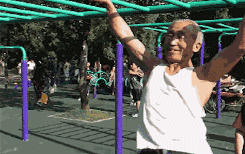 老外惊呆了！“开挂”的中国晨练大爷个个有功夫