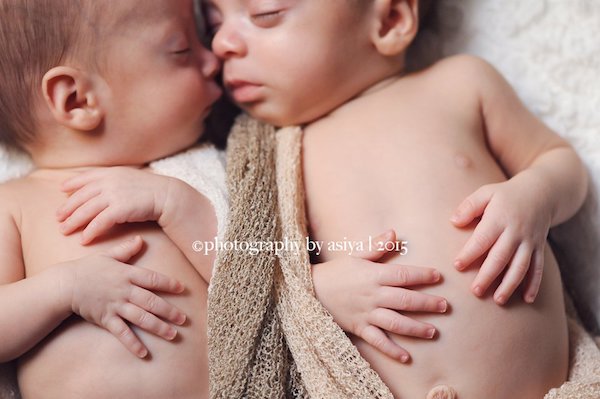 双胞胎有哪些神奇的秘密？一组照片让你看得母爱爆棚