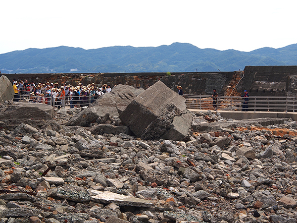 亲临军舰岛：现实这一面触目惊心，历史那一面整体缺席