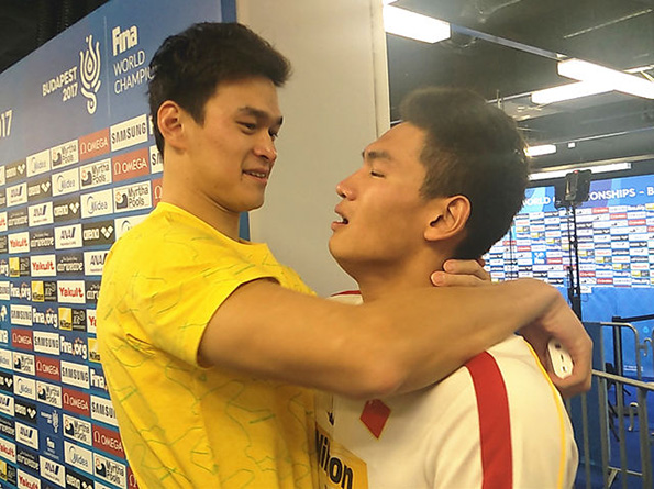 直击｜徐嘉余孙杨相拥痛哭：杨哥，以后我和你一起“扛把子”