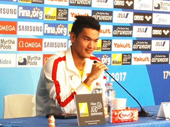 直击｜徐嘉余孙杨相拥痛哭：杨哥，以后我和你一起“扛把子”