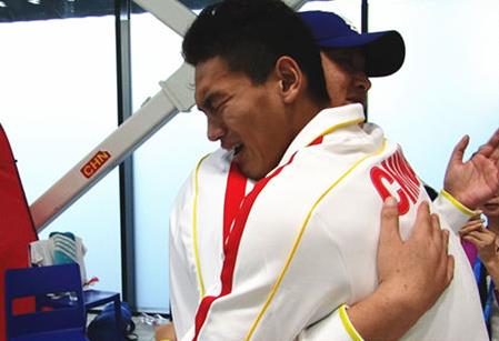 直击｜徐嘉余孙杨相拥痛哭：杨哥，以后我和你一起“扛把子”