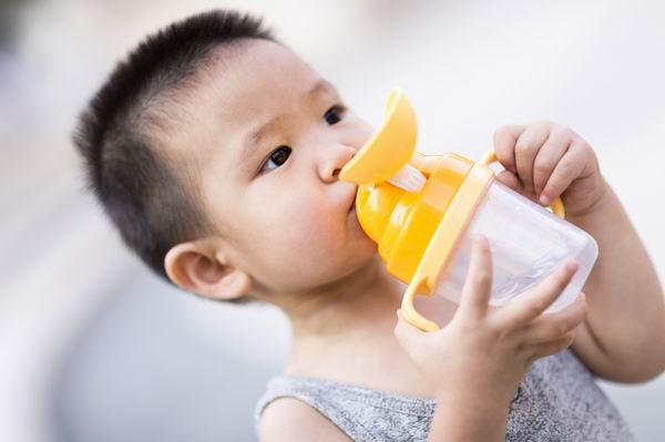 还在纠结宝宝喝不喝凉水？香港卫生总署已经说宝宝可以喝冻奶