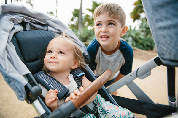 二胎家庭，“一拖二”出门挑什么样的童车