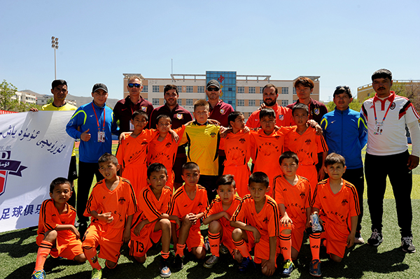 在欧洲豪门青训是什么体验，对付中国小球员，秘诀是没收手机