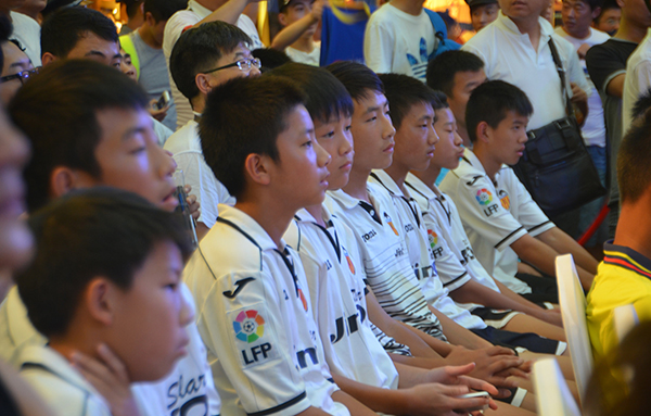 在欧洲豪门青训是什么体验，对付中国小球员，秘诀是没收手机