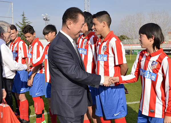 在欧洲豪门青训是什么体验，对付中国小球员，秘诀是没收手机