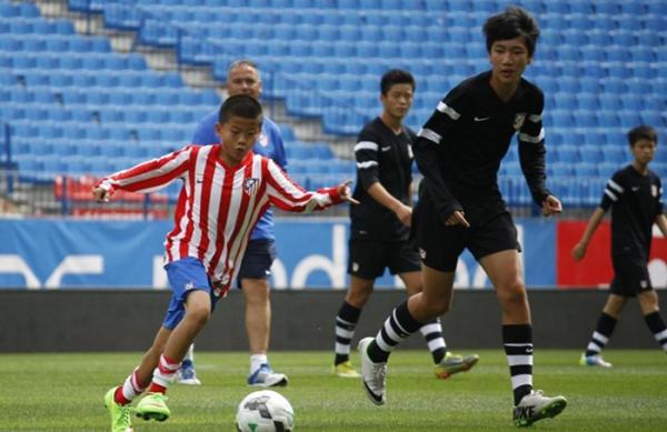 在欧洲豪门青训是什么体验，对付中国小球员，秘诀是没收手机