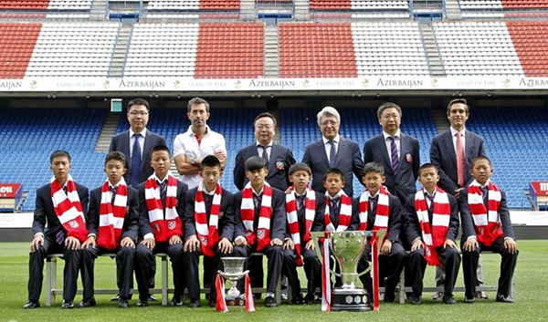 在欧洲豪门青训是什么体验，对付中国小球员，秘诀是没收手机