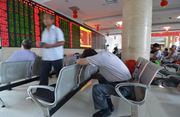 沪指盘中创2016年1月以来新高，尾盘跳水失守3300点