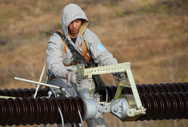他与80万伏亲密接触：脸上犹如无数小针在扎，耳朵嗡嗡作响