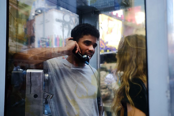 他在纽约“种”下了三个公共电话亭，用来倾听城市新移民心声