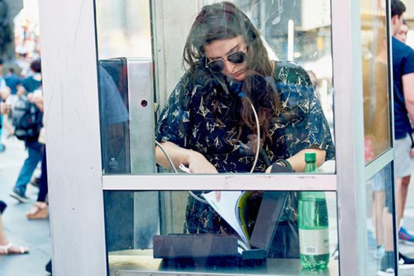 他在纽约“种”下了三个公共电话亭，用来倾听城市新移民心声