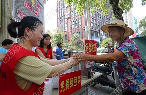 虹东社区：炎炎夏日送清凉 小小善举显大爱（1）.jpg