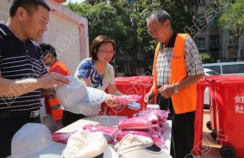 虹东社区：随手公益感恩行 致敬城市美容师（1）.jpg