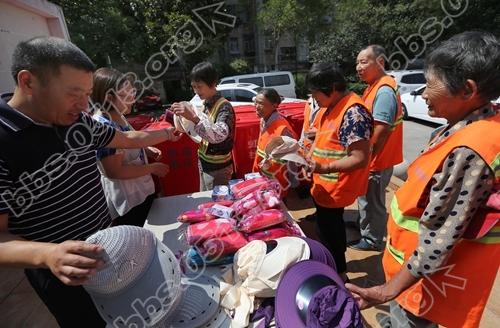 虹东社区：随手公益感恩行 致敬城市美容师.jpg