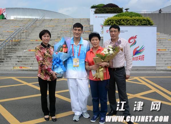 全国残运冠军街头卖唱，残联回应：他没退役，每月工资几千