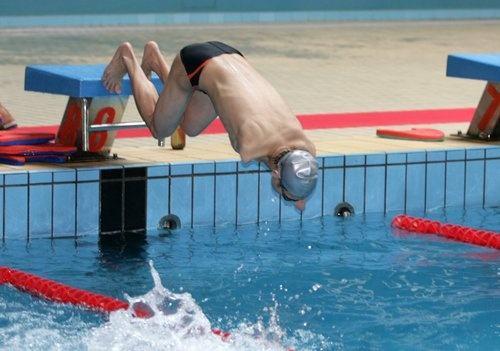 全国残运冠军街头卖唱，残联回应：他没退役，每月工资几千