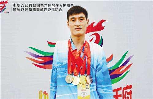 全国残运冠军街头卖唱，残联回应：他没退役，每月工资几千