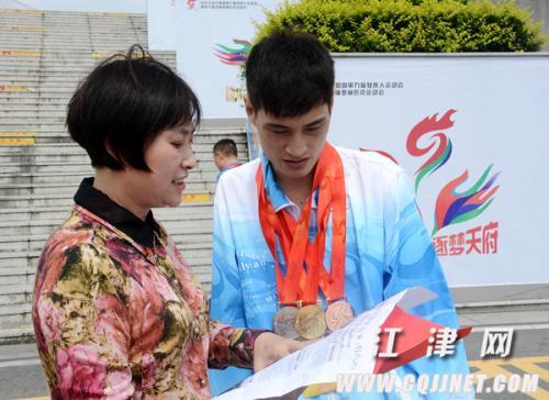 全国残运冠军街头卖唱，残联回应：他没退役，每月工资几千