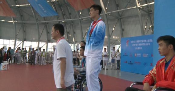 全国残运冠军街头卖唱，残联回应：他没退役，每月工资几千