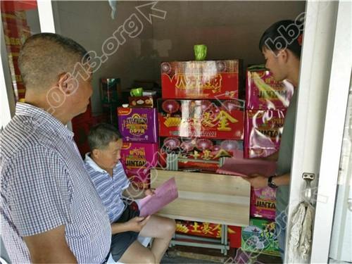 检查烟花爆竹销售点，提醒高温安全注意事项_副本.jpg