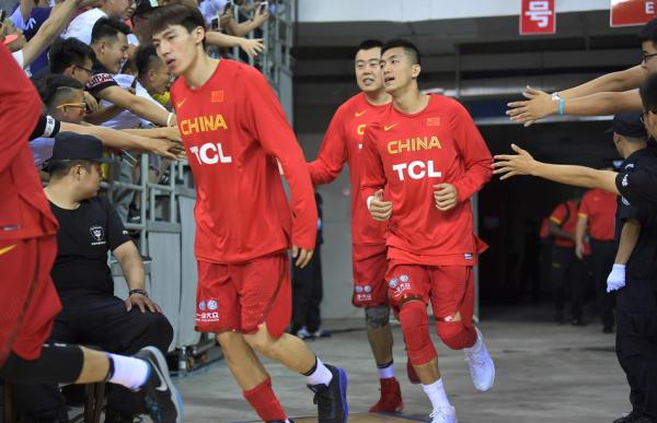 男篮亚洲杯来了澳洲球队，姚明轻轻问了声中国球员：你紧张吗