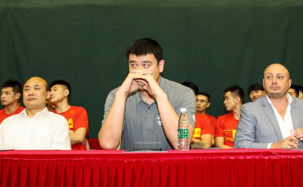 男篮亚洲杯来了澳洲球队，姚明轻轻问了声中国球员：你紧张吗