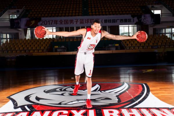 右眼失明，患马方综合征……这位NBA最励志新秀选择了中国