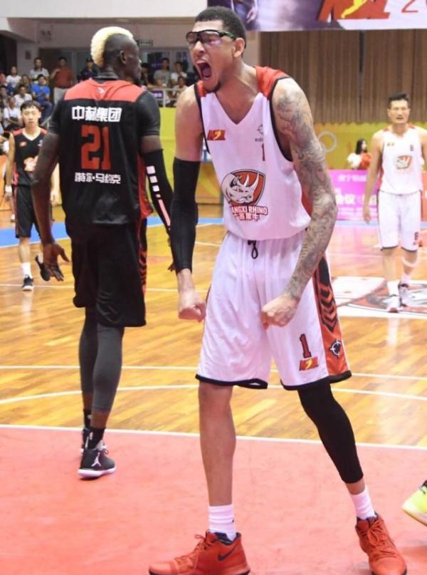 右眼失明，患马方综合征……这位NBA最励志新秀选择了中国