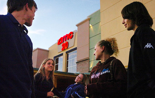 万达旗下AMC院线股价今年跌57%，王健林见邮储银行行长