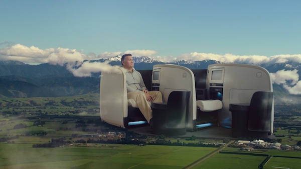 为长途飞行不无聊，航空公司准备了有趣的安全视频和催泪大片