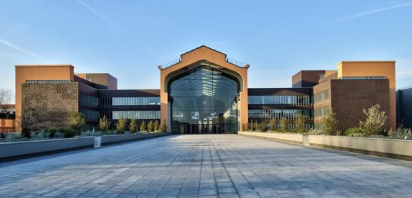 废弃厂房的华丽转身，巴黎问题区域里的“好莱坞”