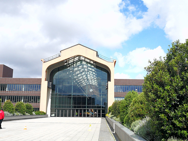 废弃厂房的华丽转身，巴黎问题区域里的“好莱坞”