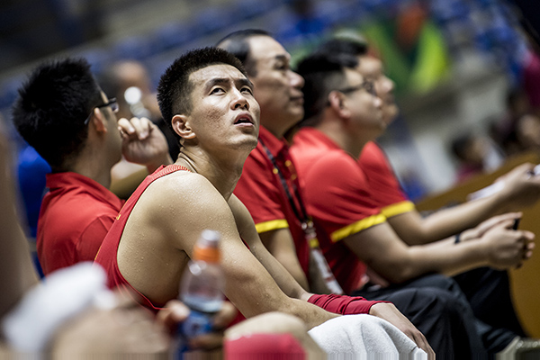 郭艾伦一人扛起中国男篮，这样的外线领袖20年没见过了