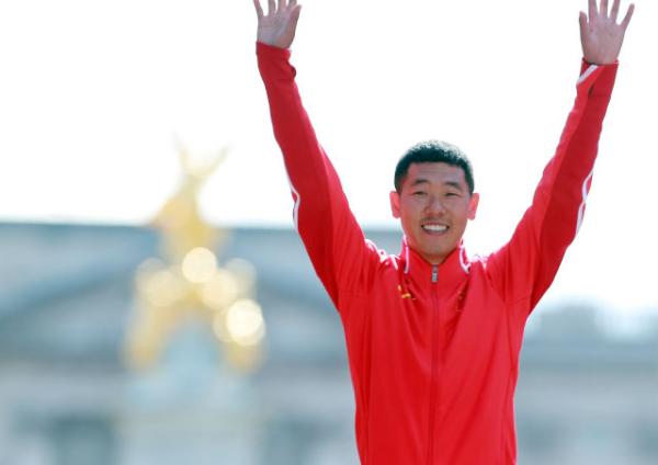 中国小伙领到了一枚迟到8年的金牌：正义会迟到，但不会缺席