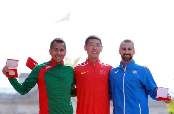 中国小伙领到了一枚迟到8年的金牌：正义会迟到，但不会缺席