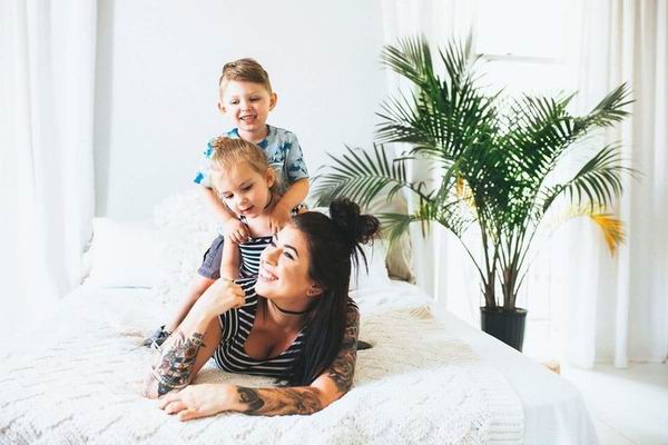 别人家的孩子在飞机上哭闹，除了捂住耳朵你还能做点什么